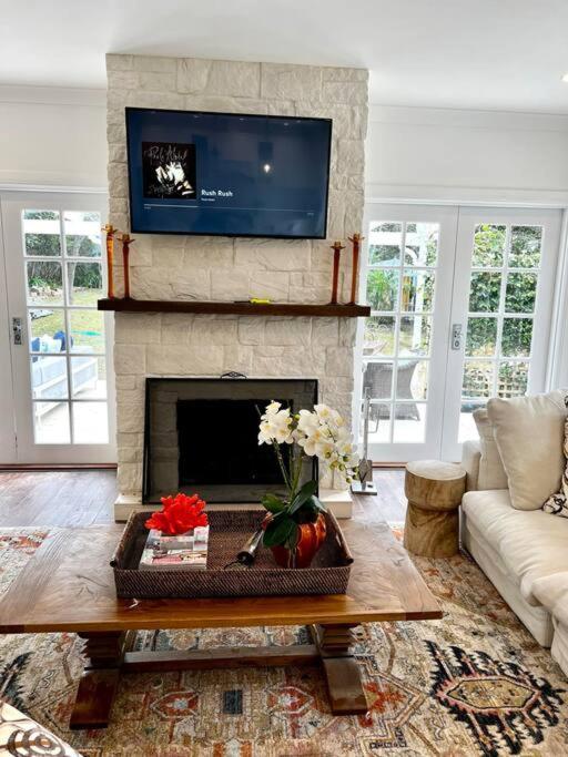 Sunnyside Luxurious 4br Art Villa, Fireplace, Village 2mins *